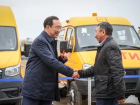 Айсен Николаев передал школам и колледжам Якутии ключи от 27 новых автобусов
