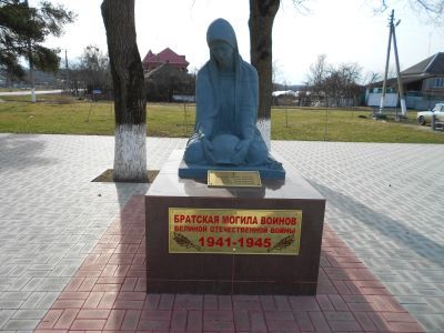 Братская могила советских летчиков и воинов