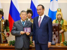 Айсен Николаев вручил государственные награды отличившимся якутянам