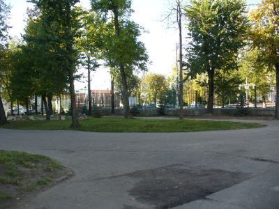 Партерный сквер перед северным фасадом главного здания Тверской мужской гимназии