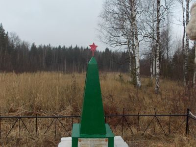 Братская могила партизан, погибших в борьбе с гитлеровцами в 1942 - 1943 гг. Установлен памятный знак