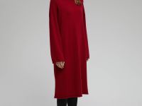 Вязаное платье свободного кроя с воротником-стойкой