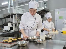 Участники «Вкуса Севера» приготовили меренгу с таежными ягодами и рыбные мини-пироги