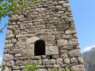 Сторожевая башня Бритаевых, башенные склепы (восемь сооружений)