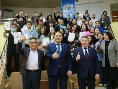 Альберт Семенов поздравил и наградил самых активных студентов АГАТУ