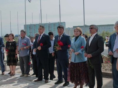 Цветы к монументу «Воинам-победителям» возложили в Якутске