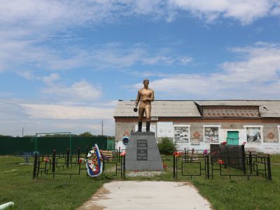 Памятник воинам-землякам, погибшим на фронтах Великой Отечественной войны