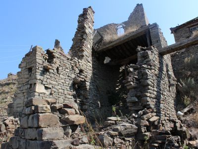 Резной камень с арабской вязью