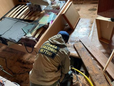 Спасатели в Намском районе помогают местным жителям сушить дома