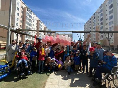 В Якутске социальные работники подарили детям праздник