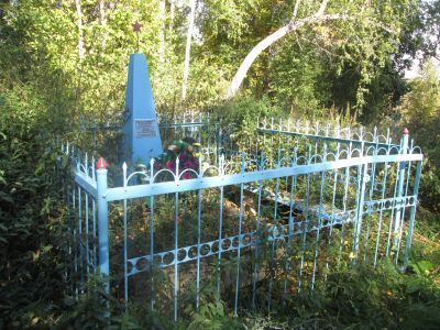 Братская могила советских граждан, расстрелянных гитлеровцами в период оккупации района. Установлен обелиск