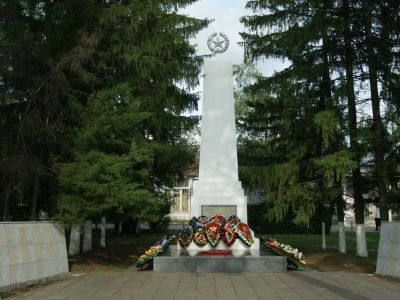 Братская могила участников гражданской войны и советских воинов, погибших в период Сталинградской битвы