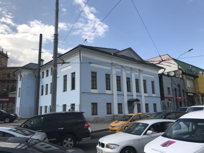 Городская усадьба В.Ф.Колесникова - Саргиных - М.Е.Шапатиной, кон. XVIII в. - нач. XX в. Главный дом с торговыми помещениями, кон. XVIII в., 1810-е гг., сер. XIX в., 1900-е - 1910-е гг.