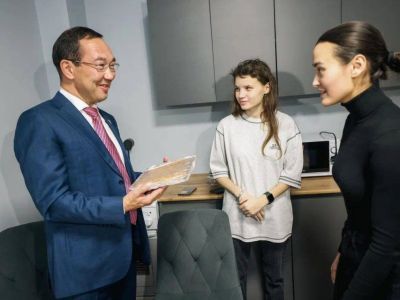 Глава Якутии навестил подопечных Айту и Настю в рамках проекта наставничества