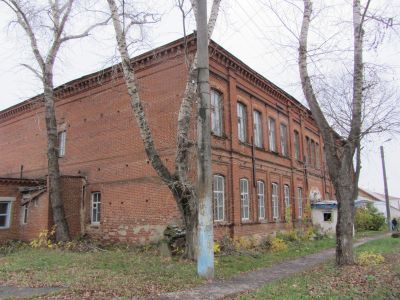 Здание высшего начального училища, где учились Герои Советского Союза Ф.Г. Коробков, Д.П. Иванов, В.Ф. Шишков