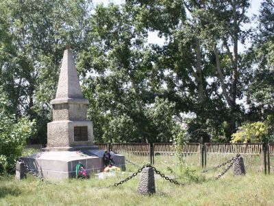 Братская могила партизан