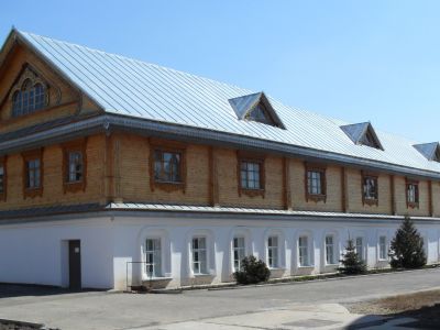 Здание мастерских Тихвинского монастыря (первый этаж каменный, второй - деревянный)