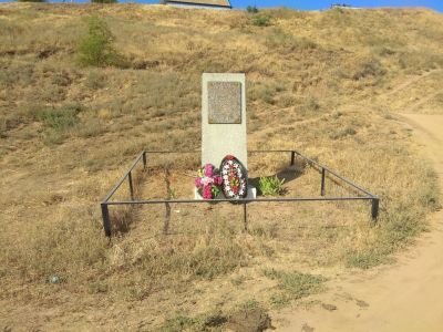 Памятный знак на месте переправы через р. Волгу в период Сталинградской битвы