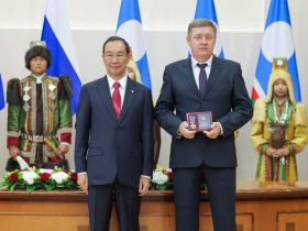 Глава Якутии вручил государственные награды