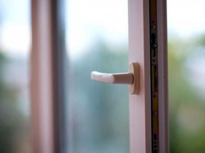 В Якутии двое детей выпали из окон домов. Один ребенок умер