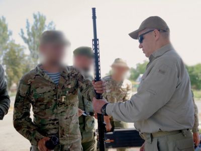 Юрий Трутнев передал бойцам на передовой СВО винтовки, боеприпасы и оборудование