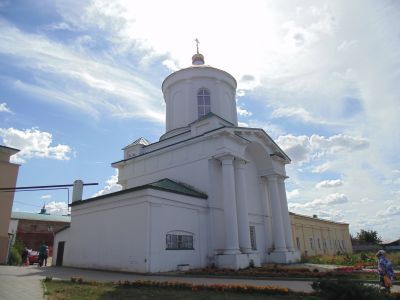 Монастырские ворота с торговыми лавками