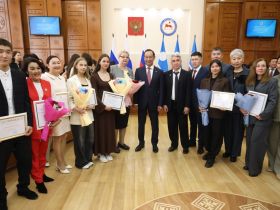 Глава Якутии наградил победителей и призеров всероссийской олимпиады школьников