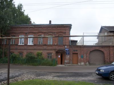 Жилой дом с каменными воротами