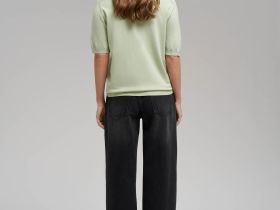 Легкий джемпер полуприлегающего кроя с коротким рукавом