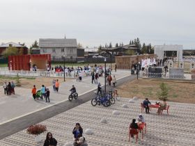 Вилюйск преображается: в День города на набережной «Поющие пески» зазвучала новая музыка