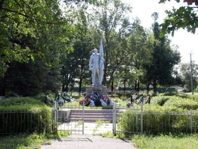 Братское кладбище советских воинов, погибших в 1919 и 1941-44 гг.