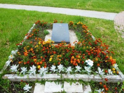 Место, где захоронен активный участник Гражданской войны, железнодорожник - Рудак А.Ф., погибший в 1918 г. от рук белогвардейцев. Именем Рудака названа одна из улиц Волхова