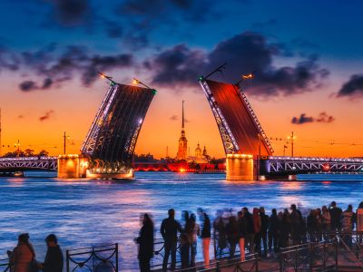 Весь Петербург за одну ночь: развод мостов с воды, реки и каналы