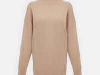 Джемпер с воротником-стойкой и спущенным плечом