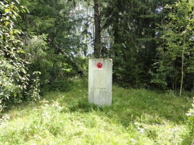 Памятное место, где в сентябре-октябре 1941 г. находились стоянки партизанских отрядов М.Н.Шульца и «Смерть фашизму», деревня была сожжена фашистами