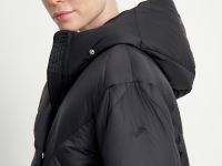 Пуховое пальто с капюшоном и воротником-стойкой