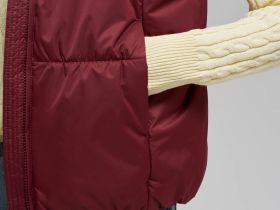 Утепленный жилет с искусственным наполнителем