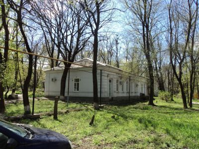 Здание уездной больницы, где жил и работал известный земский врач В.И.Петровский