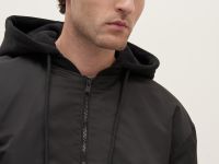 Утепленная куртка-бомбер с капюшоном