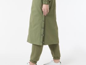 Женская длинная парка Lacoste с капюшоном и боковым клапаном на пуговицах