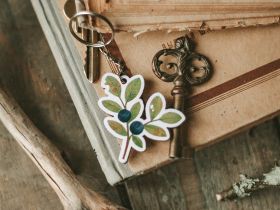 Брелок Дворникова А. "Веточка черники"