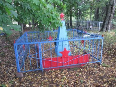 Братская могила 5 советских воинов, погибших в боях с гитлеровцами при освобождении д. Манюки в сентябре 1943 г. Установлен памятный знак