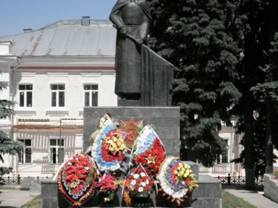 Братское кладбище участников революции и гражданский войны, советских воинов и партизан, погибших в декабре 1941 г. при освобождении города от фашистских захватчиков