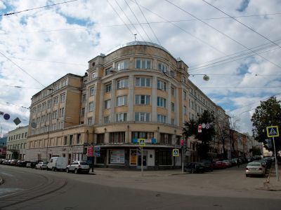 Общежитие института инженеров водного транспорта с кинотеатром "Рекорд"