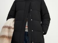 Утепленная куртка с капюшоном и воротником-стойкой