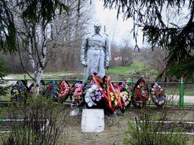 Воинское  кладбище из 10 братских могил