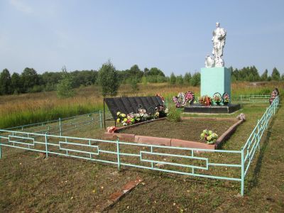 Братская могила 175 воинов Советской Армии, погибших в 1941 - 1943 гг. в боях с немецко-фашистскими захватчиками. Установлен обелиск