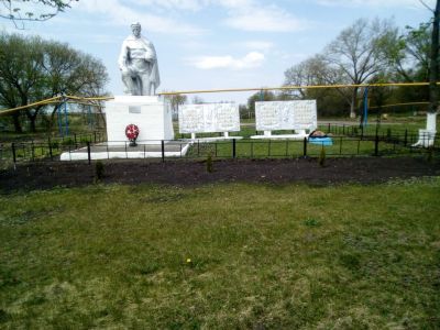 Братская могила советских воинов, погибших в боях с фашистскими захватчиками в 1943 году. Захоронено 9 человек, имена не установлены