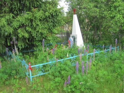 Братская могила 8 воинов Советской Армии, погибших в период Великой Отечественной войны 1941-1945 гг.