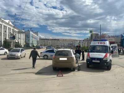 В Якутске женщина на электросамокате врезалась в автомобиль